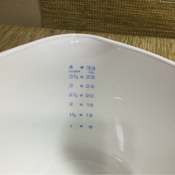 Corning Ware Cornflower Spouted Measuring
Sauce Bowl 1 qt with Lid - Picture 3 of 9